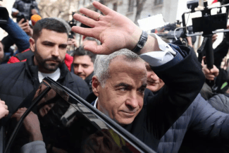 Știri de azi | De ce îl țin judecătorii sub control judiciar pe Călin Georgescu? Manevrele disperate ale sistemului soroșist - Știri de azi | Imagine reprezentativă pentru articolul despre controversele legate de controlul judiciar al lui Călin Georgescu.