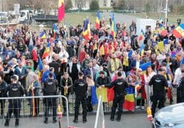 O mulțime de oameni înghesuiți, cu steaguri românești, adunați în fața Curții Constituționale pentru a susține candidatura lui Călin Georgescu.