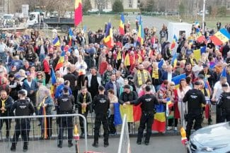 calin georgescu protestul democratiei - Știri de azi Știri de azi | Protestul democrației: soarta lui Călin Georgescu se decide ACUM. Mobilizare uriașă în toată țara: românii protestează în fața CCR. Forțele de ordine în zonă, triplate – LIVE TEXT - Știri de azi | O mulțime de oameni înghesuiți, cu steaguri românești, adunați în fața Curții Constituționale pentru a susține candidatura lui Călin Georgescu.