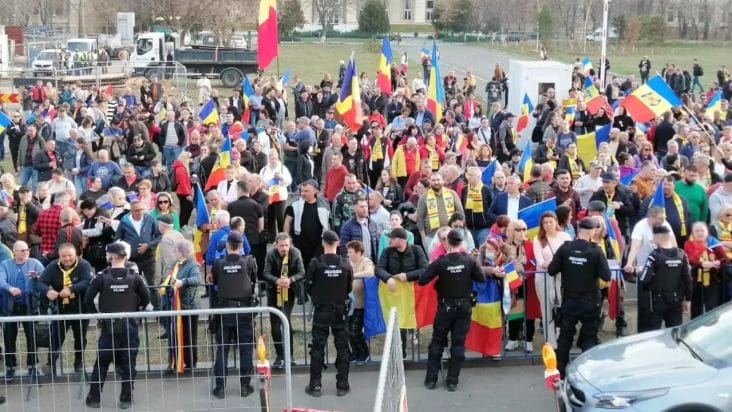 calin georgescu protestul democratiei - Știri de azi Știri de azi | Protestul democrației: soarta lui Călin Georgescu se decide ACUM. Mobilizare uriașă în toată țara: românii protestează în fața CCR. Forțele de ordine în zonă, triplate – LIVE TEXT - Știri de azi | O mulțime de oameni înghesuiți, cu steaguri românești, adunați în fața Curții Constituționale pentru a susține candidatura lui Călin Georgescu.