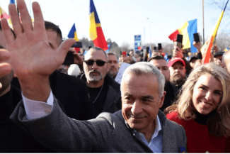 Știri de azi | Semnăturile lui Călin Georgescu sunt pefect valabile – SURSE. 40 de oameni se ocupă de verificare. Ședință cruciala la BEC, la ora 18:00. – LIVE TEXT - Știri de azi | Călin Georgescu salută susținătorii în timpul unui miting, cu multitudine de steaguri românești în fundal