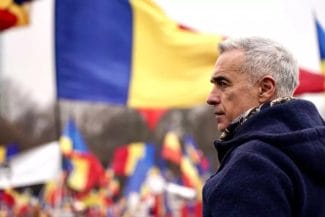 calin georgescu steaguri - Știri de azi Știri de azi | Călin Georgescu își depune, în scurt timp, candidatura la prezidențiale. Mobilizare generală în fața BEC – mii de oameni sunt în stradă: “Să plece hoții, să vină patrioții!” – LIVE TEXT - Știri de azi | Călin Georgescu în fața mulțimii de suporteri, cu steagurile României în fundal, în timpul campaniei sale electorale