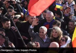 calin gerogescu so cristela georgescu in mijlocul manifetsnatilor de la mitingul din bucuresti