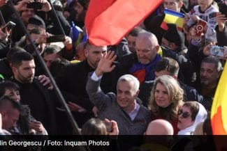 Știri de azi | Georgescu a contestat controlul judiciar, magistrații au decis amânarea ședinței de judecată: “E un dosar politic, sunt nevinovat!” – LIVE TEXT - Știri de azi | calin gerogescu so cristela georgescu in mijlocul manifetsnatilor de la mitingul din bucuresti