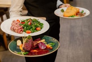 Știri de azi | Federaţia Patronatelor din Industria Ospitalităţii din România: Deficitul de forţă de muncă în HoReCa atinge şi 50% în staţiunile turistice. Peste 20% dintre muncitorii necalificaţi din industria ospitalităţii sunt străini - Știri de azi | 