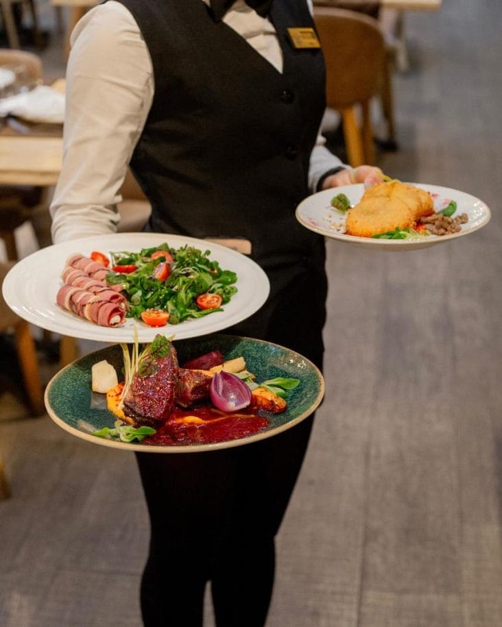 chelner-restaurant-mancare.jpg - Știri de azi Știri de azi | Federaţia Patronatelor din Industria Ospitalităţii din România: Deficitul de forţă de muncă în HoReCa atinge şi 50% în staţiunile turistice. Peste 20% dintre muncitorii necalificaţi din industria ospitalităţii sunt străini - Știri de azi |
