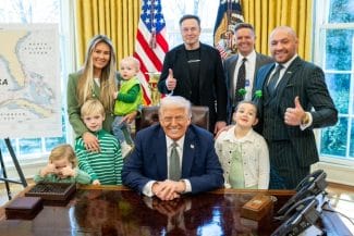 Știri de azi | Conor McGregor s-a întâlnit cu Donald Trump. Irlandezul s-a dus în Biroul Oval cu partenera sa şi cei patru copii ai lor. La întâlnire a fost prezent şi Elon Musk – FOTO - Știri de azi | 