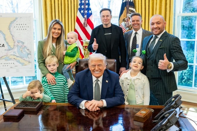conor2.jpg - Știri de azi Știri de azi | Conor McGregor s-a întâlnit cu Donald Trump. Irlandezul s-a dus în Biroul Oval cu partenera sa şi cei patru copii ai lor. La întâlnire a fost prezent şi Elon Musk – FOTO - Știri de azi |