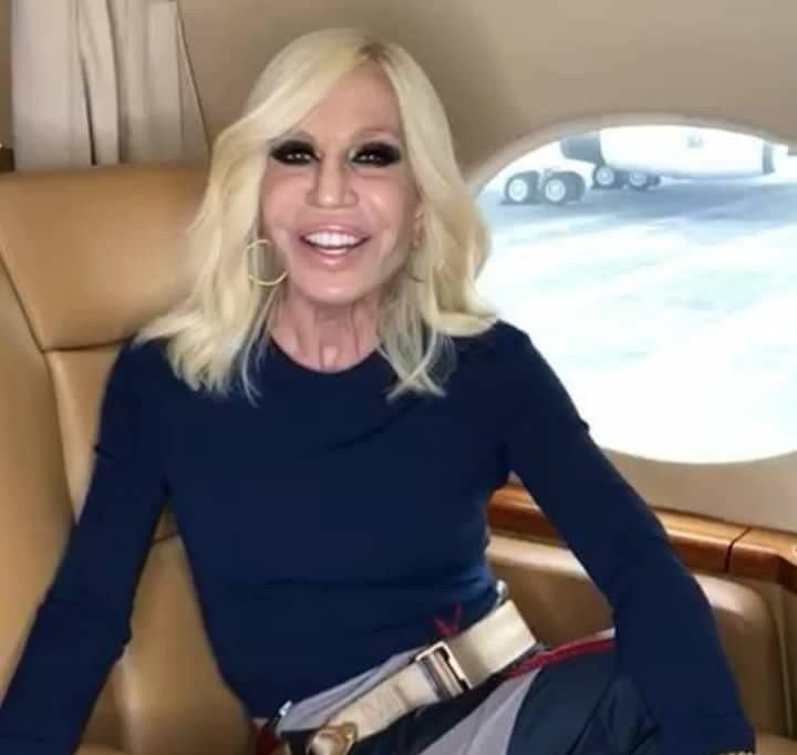 donatella-versace.jpg - Știri de azi Știri de azi | Donatella Versace renunţă la funcţia de director creativ al brandului de lux după 30 de ani - Știri de azi |