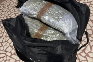 Știri de azi | Presupus traficant de droguri, prins la Nădlac cu aproape 20 de kilograme de canabis ascuns în bagaje/ Substanţa interzisă adusă din străinătate urma să fie vândută în Bucureşti/ Bărbatul a fost arestat - Știri de azi | 