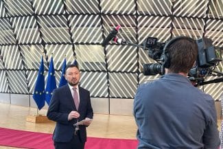 fechet.jpg - Știri de azi Știri de azi | Ministrul Mediului: România este profund dependentă de lemnul de foc, peste jumătate din lemnul exploatat în România ajunge pe foc - Știri de azi |