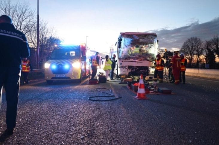 franta-cadeti-accident-tw.png - Știri de azi Știri de azi | În total 36 de cadeţi răniţi, unul grav, în Franţa, într-un incident implicând patru autocare pe autostrada A13, în Yvelines - Știri de azi |