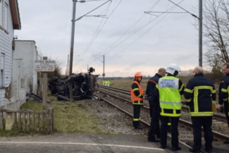 franta-militari-coliziune-tw.png - Știri de azi Știri de azi | Doi militari francezi, morţi într-o coliziune între vehiculul în care se aflau şi un tren la o trecere la nivel cu calea ferată în Pas-de-Calais. Drumul şi calea ferate, închise. Maşina a lovit faţada unei locuinţe, O pasageră din tren, rănită uşor - Știri de azi |