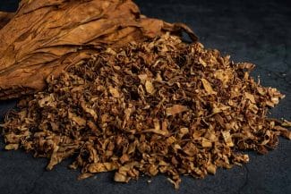 frunze-de-tutun.jpg - Știri de azi Știri de azi | Percheziţii în Ilfov, la locuinţele unor persoane suspectate de evaziune fiscală în domeniul comerţului cu tutun/ Presupuşii contrabandişti ar fi vândut, timp de trei ani, aproximativ 15 tone de tutun prin comenzi telefonice sau online - Știri de azi |