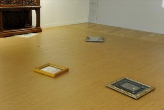 Știri de azi | Un deputat grec a vandalizat picturi considerate „respingătoare” - Știri de azi | 