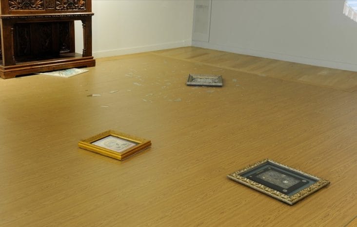 Știri de azi | Un deputat grec a vandalizat picturi considerate „respingătoare” - Știri de azi | 