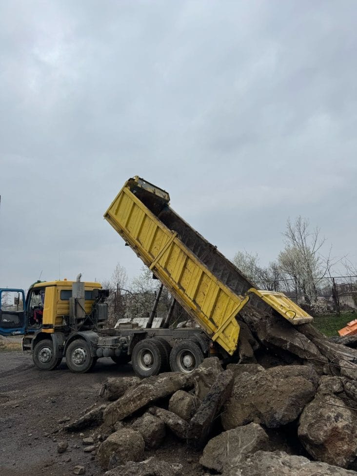 garda.jpg - Știri de azi Știri de azi | Autorităţile au confiscat, în ultima săptămână, 18 autovehicule, autoturisme sau căruţe folosite de persoane care depozitau ilegal deşeuri, în diverse zone - Știri de azi |