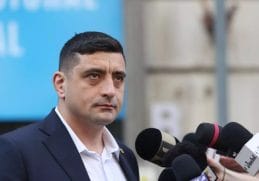 George Simion vorbind cu presa la Biroul Electoral Central, respingând propunerea de candidatură prezidențială în ciuda susținerii din partea AUR.