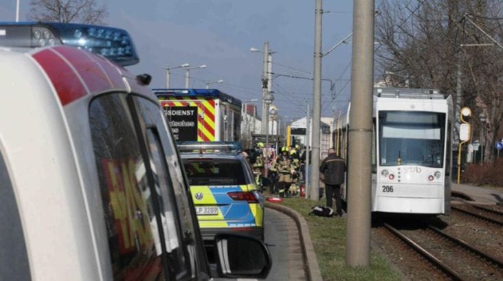 germania-tramvai-femeie-tw.png - Știri de azi Știri de azi | Soţul femeii stropite cu benzină şi arse grav în estul Germaniei, un georgian, presupusul agresor, s-a predat poliţiei - Știri de azi |