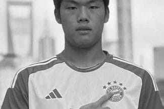 Știri de azi | Un fotbalist chinez a murit după ce a suferit un traumatism cranian în timpul unui stagiu de pregătire în Spania. Jucătorul a murit cu o zi înainte să împlinească 19 ani - Știri de azi | 