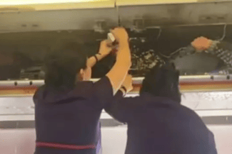 hong-kong-airlines-incendiu-bagaje-tw3.png - Știri de azi Știri de azi | Un zbor al companiei Hong Kong Airlines de la Hangzhou la Hong Kong, redirecţionat la Fuzhou, în sud-estul Chinei, în urma izbucnirii unui incendiu într-un compartiment de bagaje din aeronavă. În avion se aflau 160 de pasageri şi opt membri ai echipajului - Știri de azi |