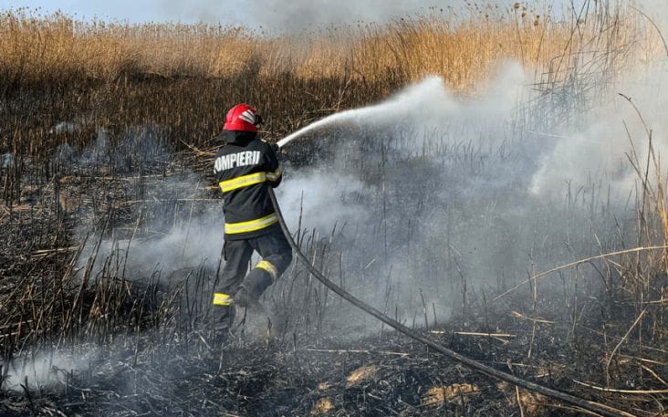Știri de azi | IGSU – Pompierii au intervenit pentru stingerea a peste 130 de incendii, 83 fiind de vegetaţie uscată / Intervenţii în 44 de localităţi din 16 judeţe şi Bucureşti, pentru îndepărtarea unor elemente de construcţie şi degajarea a 103 copaci - Știri de azi | 