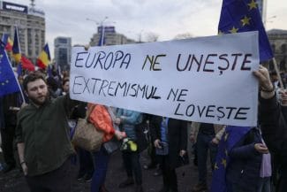 instant-manifest-pro-europa-014-inquam-photos-octav-ganea.jpg - Știri de azi Știri de azi | UPDATE – Mii de persoane, la mitingul ”EuRo Manifest” din Piaţa Victoriei/ Susţinători ai lui Călin Georgescu, identificaţi în apropiere/ Restricţii de circulaţie – FOTO, VIDEO - Știri de azi |