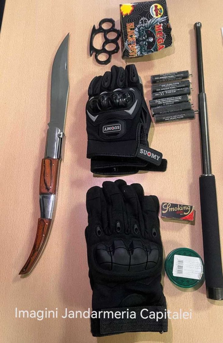 jandarmeria-capitalei-suporteri-stteaua.jpg - Știri de azi Știri de azi | Jandarmii au găsit obiecte şi substanţe interzise la suporterii echipei Steaua, la intrarea în Bucureşti. Zeci de fani au ajuns la secţia de poliţie - Știri de azi |