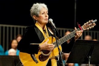 joan-baez.jpg - Știri de azi Știri de azi | Joan Baez îl atacă pe Trump şi „banda sa de miliardari cu adevărat incompetenţi”: „Democraţia noastră arde”/ VIDEO - Știri de azi |
