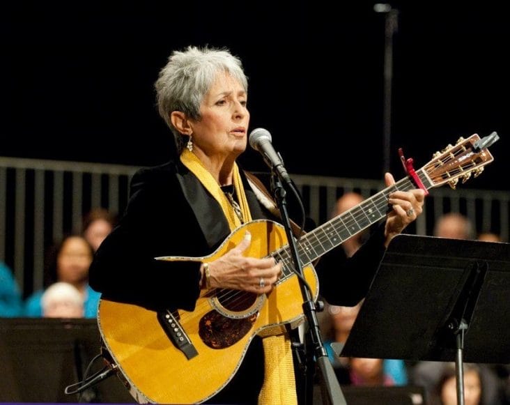 joan-baez.jpg - Știri de azi Știri de azi | Joan Baez îl atacă pe Trump şi „banda sa de miliardari cu adevărat incompetenţi”: „Democraţia noastră arde”/ VIDEO - Știri de azi |