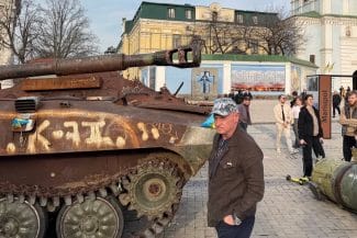 kelly-in-ucraina-x.jpg - Știri de azi Știri de azi | Elon Musk l-a numit „trădător” pe fostul astronaut Mark Kelly pentru că a vizitat Ucraina. Senatorul îi dă replica şi îl acuză pe Trump de slăbirea apărării Ucrainei - Știri de azi |