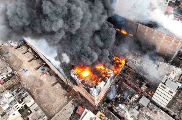 lima-incendiu-tw.png - Știri de azi Știri de azi | Un incendiu vast devastează de luni centrul istoric al capitalei peruane Lima. Sinistrul poate dura până duminică, anunţă pompierii. Clădirile incendiate ”nu respectă nicio normă”, într-o zonă în care hidranţii ”nu funcţionează”. 11 familii sinistrate - Știri de azi |