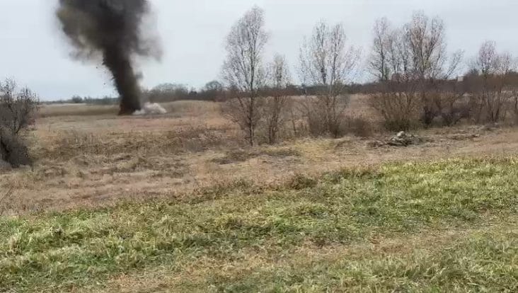 Știri de azi | Ministerul Apărării Naţionale: Fragmentele de dronă semnalate în judeţul Galaţi sunt de provenienţă rusească. Drona avea încărcătură de luptă activă şi a fost găsită la 500 de metri de frontiera cu Republica Moldova – FOTO, VIDEO - Știri de azi | 