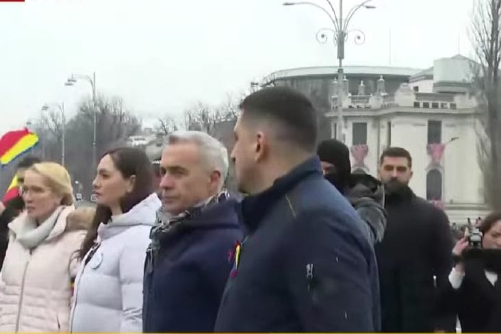 Știri de azi | VIDEO Călin Georgescu, pe scenă în Piața Victoriei: ‘Eu nu contez, dar voi contați pentru România’ - Știri de azi | 