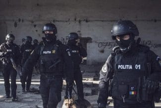 media-174125907900798600.jpeg - Știri de azi Știri de azi | Descinderi la Arad – Un medic italian, săltat cu tot cu pistolul din dotare: Vindea diplome false - Știri de azi |