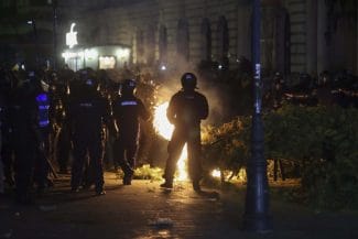 Știri de azi | Au început reținerile printre cei care au devastat Centrul Vechi al Capitalei după decizia BEC privind invalidarea lui Călin Georgescu - Știri de azi | 