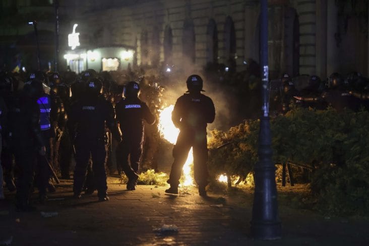 Știri de azi | Au început reținerile printre cei care au devastat Centrul Vechi al Capitalei după decizia BEC privind invalidarea lui Călin Georgescu - Știri de azi | 