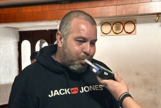 Știri de azi | VIDEO Alertă la granițe! Românii războinici se întorc în țară: Bărbat venit de la Viena, cu un cuțit la el și posibil drogat, oprit la Nădlac - Știri de azi | 