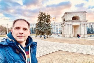 Știri de azi | Dan Negru, ironii la adresa Televiziunii Române după protestele din București: ‘Faceți-le în orele de program, să le prindă și TVR-ul’ - Știri de azi | 