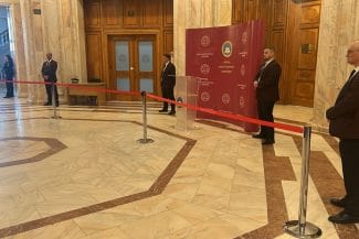 media-174170655305284900.jpg - Știri de azi Știri de azi | VIDEO Sediul CCR, păzit ca în vreme de război: Proteste masive în fața instituției - Știri de azi |