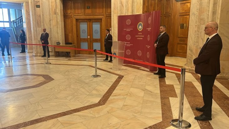 media-174170655305284900.jpg - Știri de azi Știri de azi | VIDEO Sediul CCR, păzit ca în vreme de război: Proteste masive în fața instituției - Știri de azi |