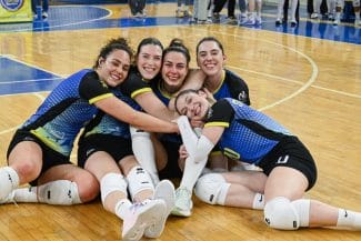 Știri de azi | Cine este voleibalista de la Corona Brașov care le va face colegelor tort dacă iau medalie în campionat - Știri de azi | 