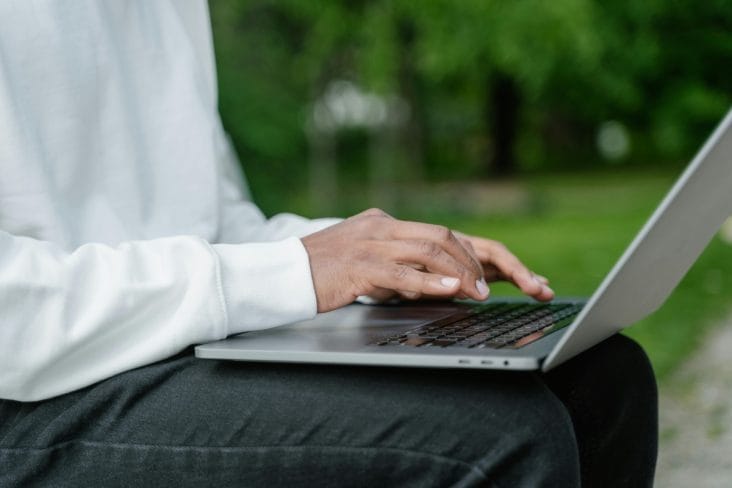 Știri de azi | Medici avertizează: Cât de periculos este simplul obicei de a ține laptopul în poală - Știri de azi | 