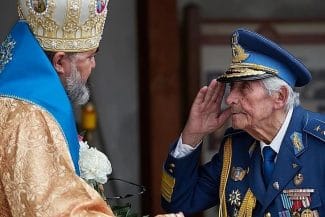 Știri de azi | VIDEO EXCLUSIV Episcopul Ambrozie, vizită emoționantă la generalul Radu Theodoru: ‘Pentru mine sunteți mai mult decât un simbol, sunteți istoria vie’ - Știri de azi | 