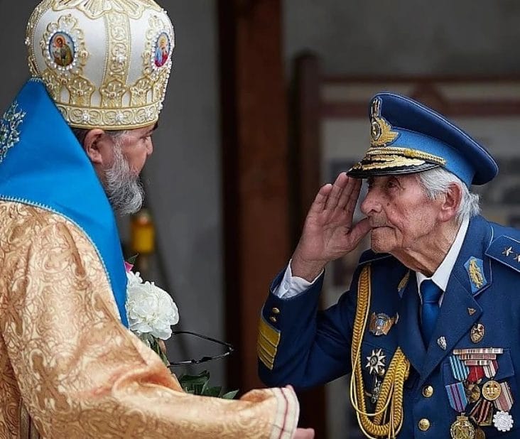 media-174194816331500300.jpg - Știri de azi Știri de azi | VIDEO EXCLUSIV Episcopul Ambrozie, vizită emoționantă la generalul Radu Theodoru: ‘Pentru mine sunteți mai mult decât un simbol, sunteți istoria vie’ - Știri de azi |