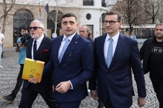 media-174195982852449100.jpg - Știri de azi Știri de azi | VIDEO Premierul Poloniei a explodat, după ce fostul șef al Guvernului polonez a venit să-l susțină pe George Simion - Știri de azi |
