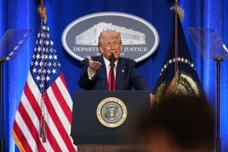 Știri de azi | VIDEO Donald Trump face marele anunț – Marți se publică zeci de mii de pagini desecretizare despre asasinarea lui JFK - Știri de azi | 