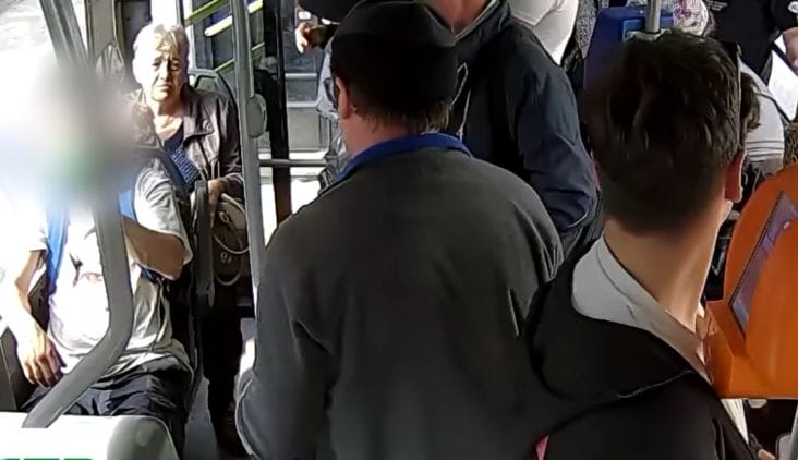 Știri de azi | Un șofer de autobuz, atacat brutal. A încercat să-l dea jos din mijlocul de transport pentru consum de alcool, dar a ajuns la spital - Știri de azi | 