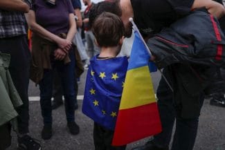 media-174205808500844600.jpeg - Știri de azi Știri de azi | Tensiune în Piața Victoriei: Jandarmeria anunță că susținătorii lui Georgescu au descins peste pro europenii care protestează - Știri de azi |