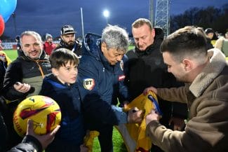 Știri de azi | FOTO Suporterii s-au înghesuit să-i vadă pe tricolori în cantonamentul de la Mogoșoaia - Știri de azi | 